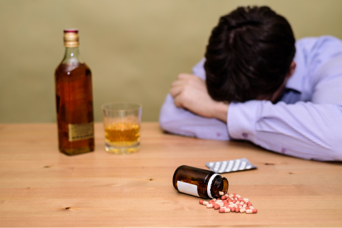 Мужчина лежит на столе